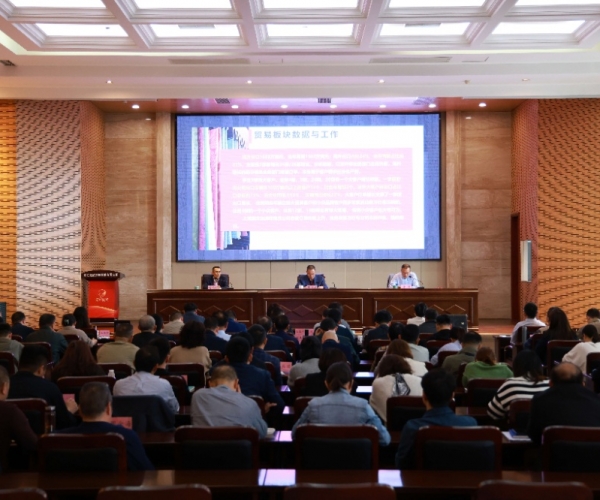 稳扎稳打，，，持续开拓奋进；； 思绪立异，，，力争优质生长