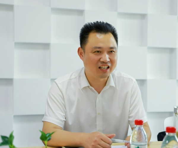 嘉兴国家高新区管委会俞春明主任调研尊龙时凯丝绸，，，为生长鼓劲?