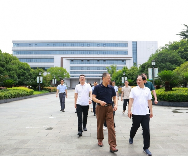 河池市向导赴嘉兴调研尊龙时凯丝绸 共商高端丝绸项目落地大计